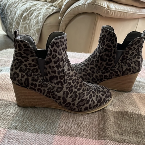 Erin  Grey leopard Print Wedge, size 7 medium. - Picture 2 of 6